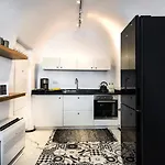 2-bed Sleeps 4 Hot Tub & Pet Friendly Villa Fira (Santorini)