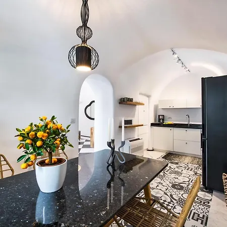2-bed Sleeps 4 Hot Tub & Pet Friendly Vila Fira (Santorini)