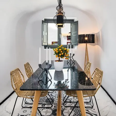 Fira 2-bed Sleeps 4 Hot Tub & Pet Friendly Villa *